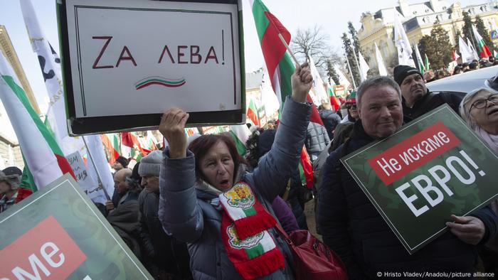 Adesão ao euro gera protestos na Bulgária. População é contrária à moeda única Adesão ao euro gera protestos na Bulgária. População é contrária à moeda única