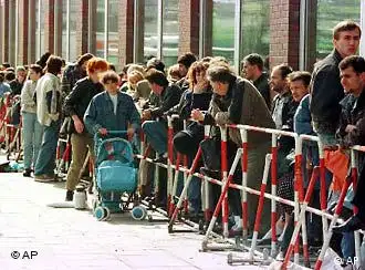 汉堡外办门前，难民申请者排起长队