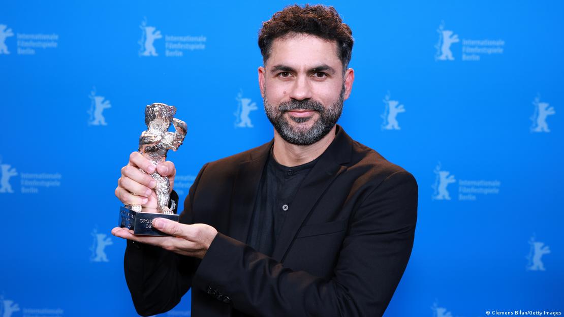 Diretor Gabriel Mascaro posa com Urso de Prata no Festival de Berlim de 2025