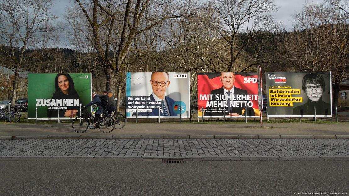 Carteles de algunos partidos que participan en las elecciones. 