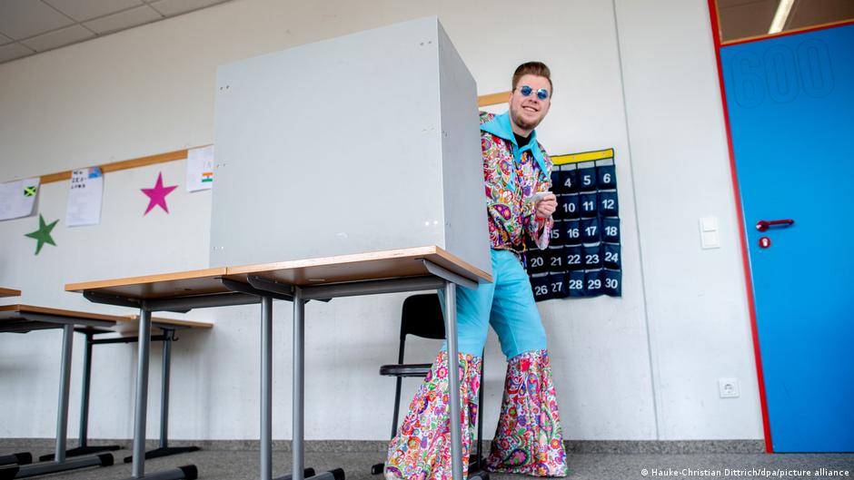 German election: Voters turn out to decide next government DW 02/23/2025