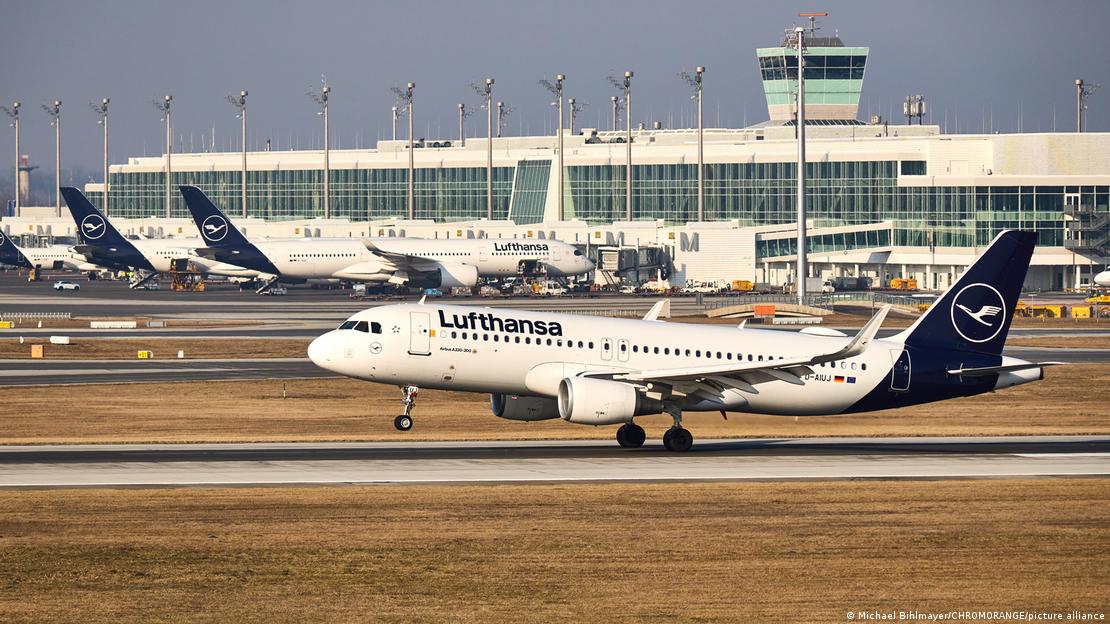 Lufthansa'ya ait bir A320 pistte görülüyor