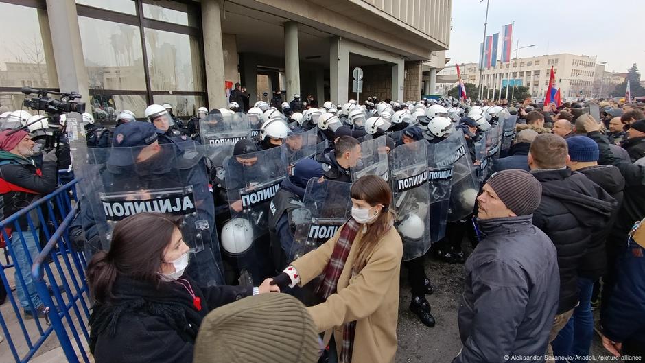 Policijski kordon ispred gradske kuće u Novom Sadu 24. februara, u vreme kada je biran novi gradonačelnik