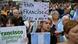 Multitud con banderas argentinas y carteles pide por la recuperación del papa Francisco. Multitud con banderas argentinas y carteles pide por la recuperación del papa Francisco.