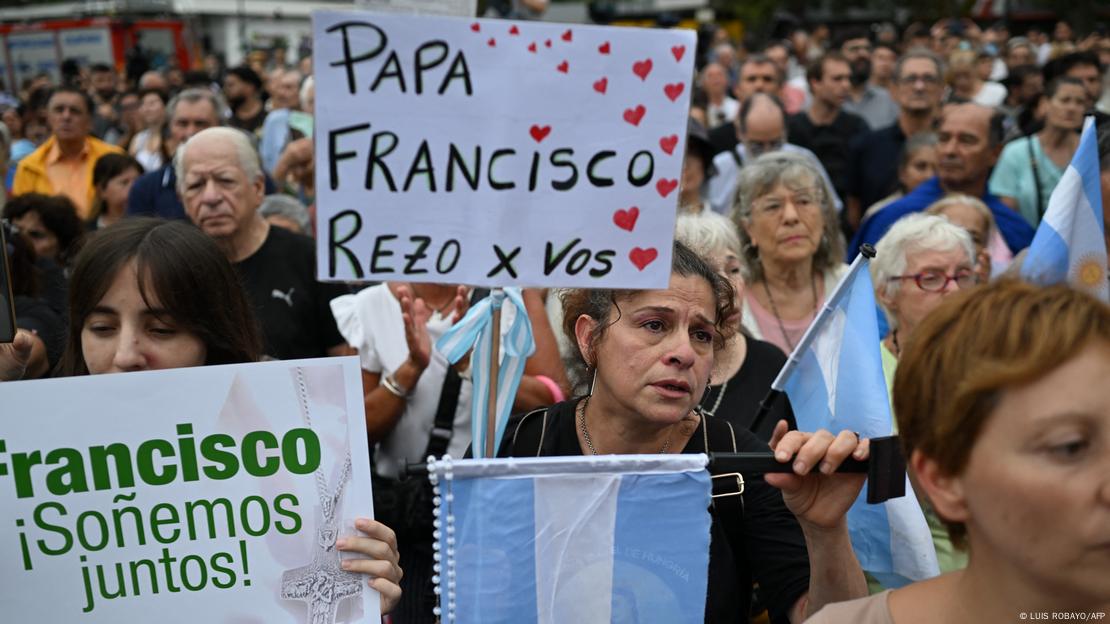 Una multitud en la calle en una misa por la salud del papa Francisco, en Buenos Aires.