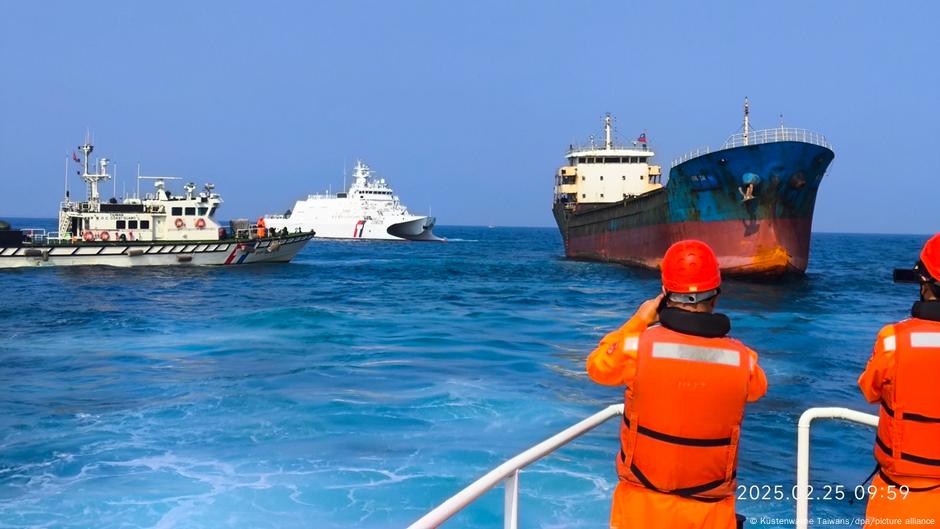 Taiwan detains China-crewed ship after undersea cable cut – DW – 02/25/2025