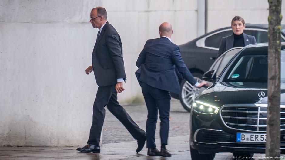 Fridrih Merc (levo) dolazi u Kancleramt dok Šolc odlazi u poslaničku klupu Bundestaga