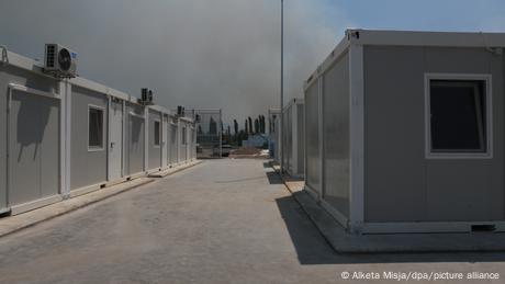 Από προσφυγικές δομές, κέντρα απέλασης