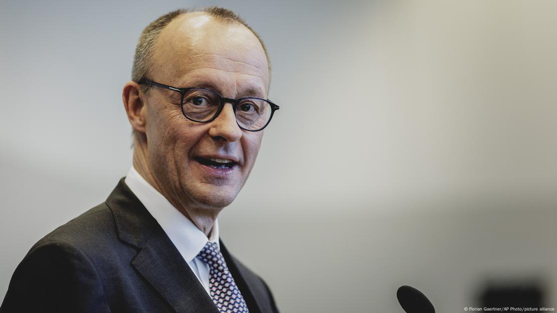 Friedrich Merz fala com jornalistas