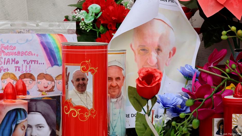 Sveće, rukom pisane beleške i cveće za papu Franju koji je u bolnici