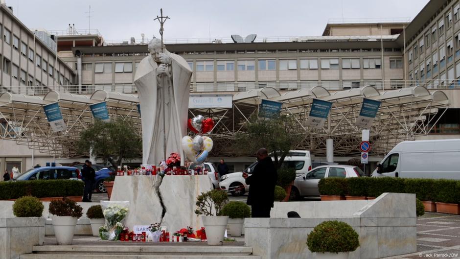 Vernici sa strepnjom iščekuju svaku vest o papinom zdravstvenom stanju