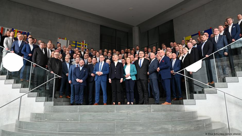 AfD im Bundestag: Hitler, Hass und Hooligan