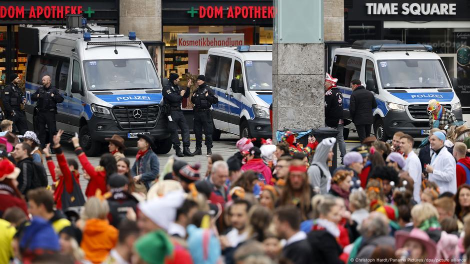 Poslednjih godina (ovo je fotografija iz 2023.) pojačano je prisustvo policije na karnevalu u Kelnu