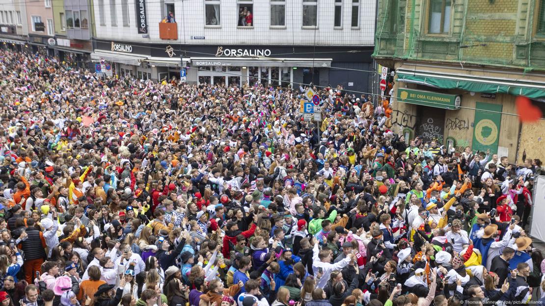 Multitudinario inicio de la época de carnaval en Colonia, Alemania.