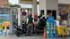 Dua pengendara sepeda motor mengantre untuk mengisi bensin di pom bensin Shell, Jakarta Selatan Dua pengendara sepeda motor mengantre untuk mengisi bensin di pom bensin Shell, Jakarta Selatan