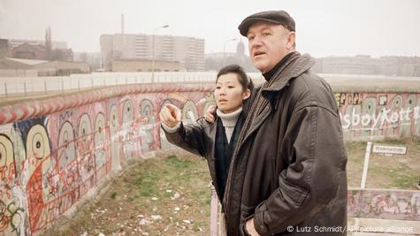 Gene Hackman y su esposa, Betsy Arakawa, miran el Muro de Berlín.