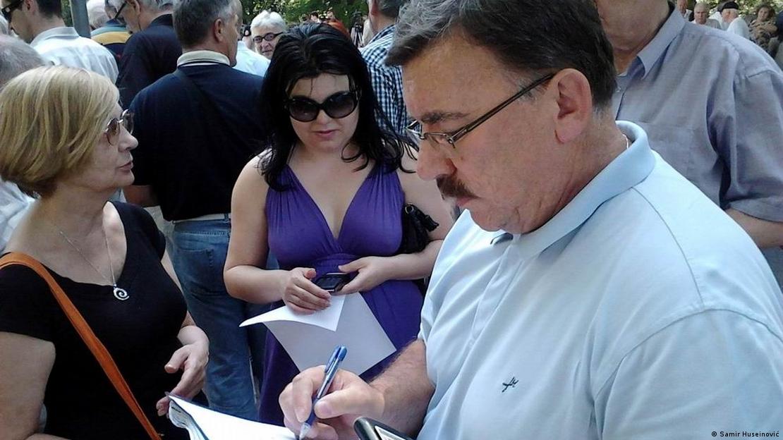 Miro Lazović, član ratnog Predsjedništva BiH  stavlja svoj potpis na papir (arhivski snimak)