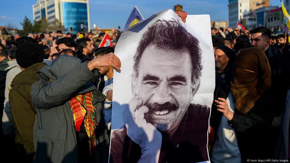 Jailed Kurdish PKK leader urges group to disarm and dissolve – DW – 02/28/2025