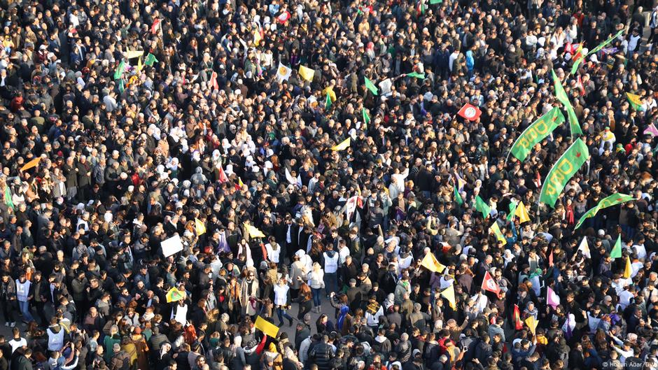 Veselje u Dijarbakiru, nakon poziva Odžalana da PKK položi oružje, 27.02.2025.