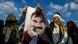 Grupo de jóvenes kurdos sostiene una imagen del líder del PKK, Abdullah Öcalan. Grupo de jóvenes kurdos sostiene una imagen del líder del PKK, Abdullah Öcalan.
