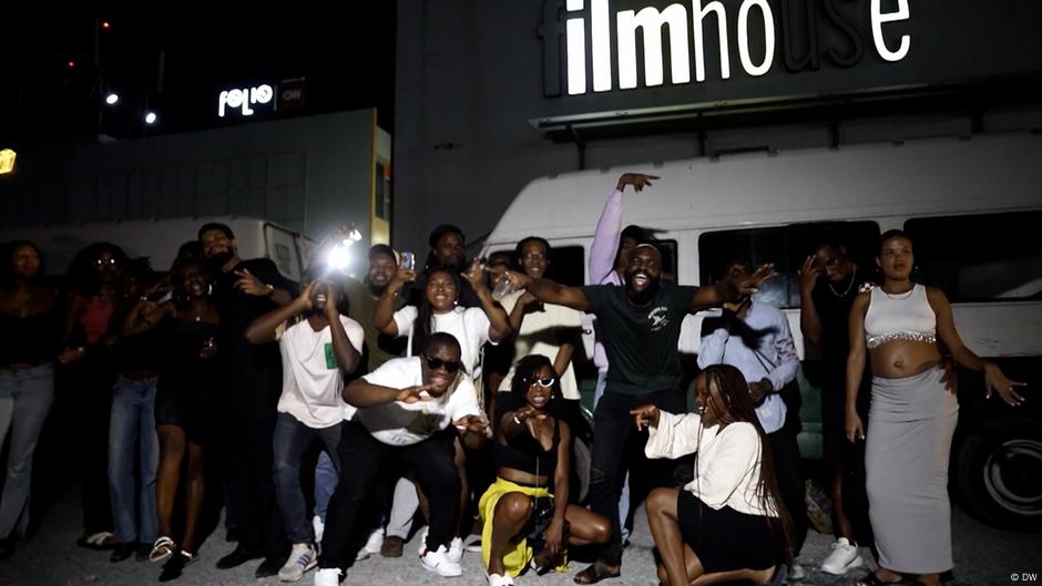 Taking the party bus in Lagos  – DW – 03/12/2025