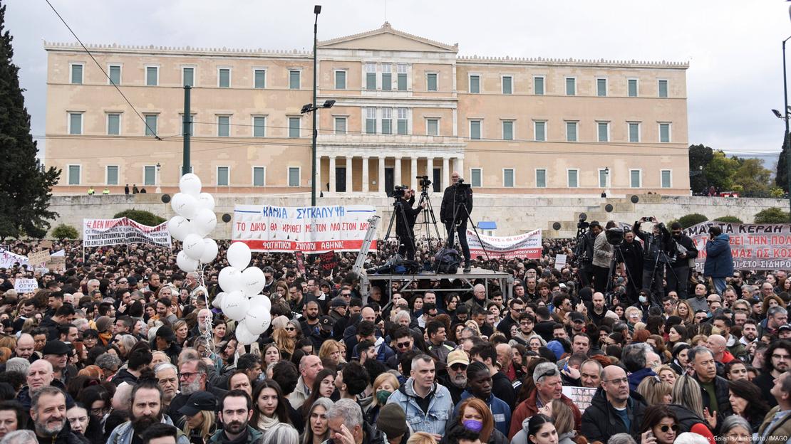 Χιλιάδες άνθρωποι μπροστά από την ελληνική βουλή στη διαδήλωση για τα Τέμπη τον Φεβρουάριο του 2025