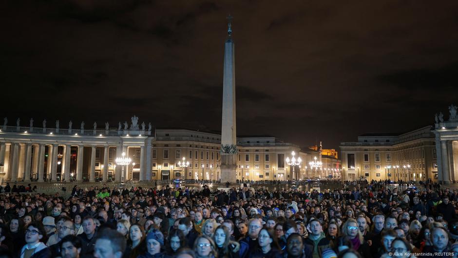 Vernici se mole za papino zdravlje na Trgu Svetog Petra u Vatikanu