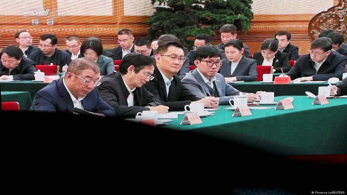 深度求索创始人兼首席执行官梁文锋和腾讯创始人马化腾2025年2月在一次私营企业家座谈会上