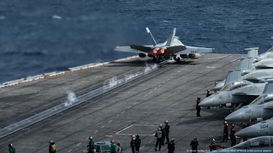 U praksi, nuklearni pogon koristi se samo na specijalnim brodovima kao što su podmornice, nosači aviona (na slici: USS Karl Vinson) ili ledolomci. Tamo težina zaštite od zračenja nije presudan faktor, a prednosti praktično neograničenog dometa nadmašuju nedostatke.