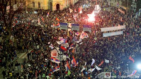 Masa ljudi protestuje na trgu u Nišu