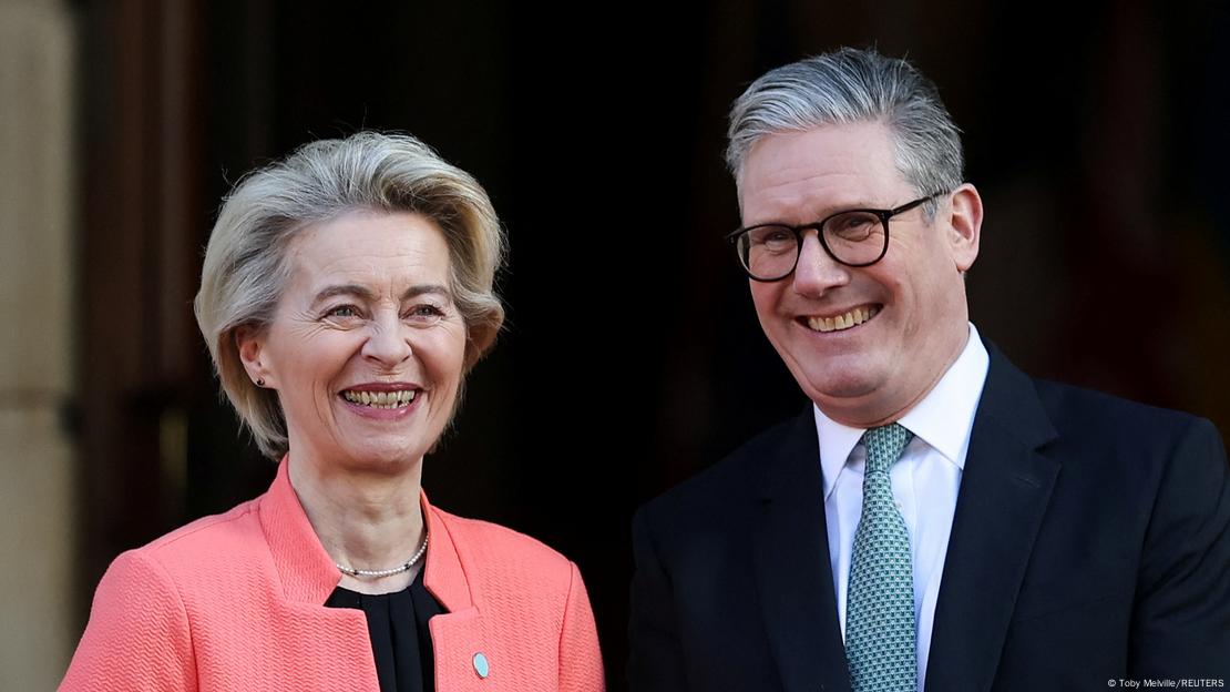 El primer ministro británico Keir Starme, recibe a la presidenta de la Comisión Europea, Ursula von der Leyen, en la cumbre de líderes europeos (02.03.2025)