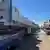 Los camiones hacen cola en el lado egipcio del paso fronterizo de Rafah, entre Egipto y la Franja de Gaza, después de que Israel bloqueara la entrada de ayuda para los palestinos.