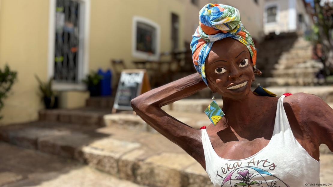 Estátua de ex-escravizada sorridente em São Luís, MA