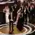 El director Sean Baker, los productores Alex Coco y Samantha Quan y miembros del reparto celebran el Oscar a la Mejor Película por "Anora" durante la gala de entrega de los 97 Premios de la Academia en Hollywood, en Los Ángeles, California.