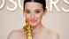 Junge Frau (Schauspielerin Mikey Madison) mit der goldenen Oscar-Tropäe Junge Frau (Schauspielerin Mikey Madison) mit der goldenen Oscar-Tropäe