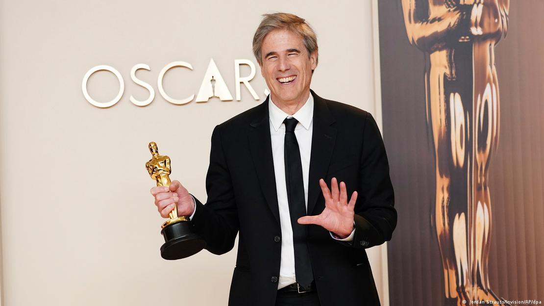 O diretor de Ainda Estou Aqui, Walter Salles, segura estatueta do Oscar de Melhor Filme Estrangeiro em 2025