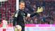 Bayern Münchens Torhüter Manuel Neuer hält den Ball in der Hand und gestikuliert Bayern Münchens Torhüter Manuel Neuer hält den Ball in der Hand und gestikuliert