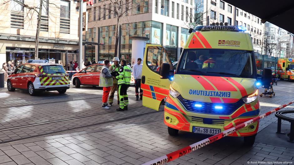 Zwei Tote in Mannheim - Auto fährt in Menschenmenge