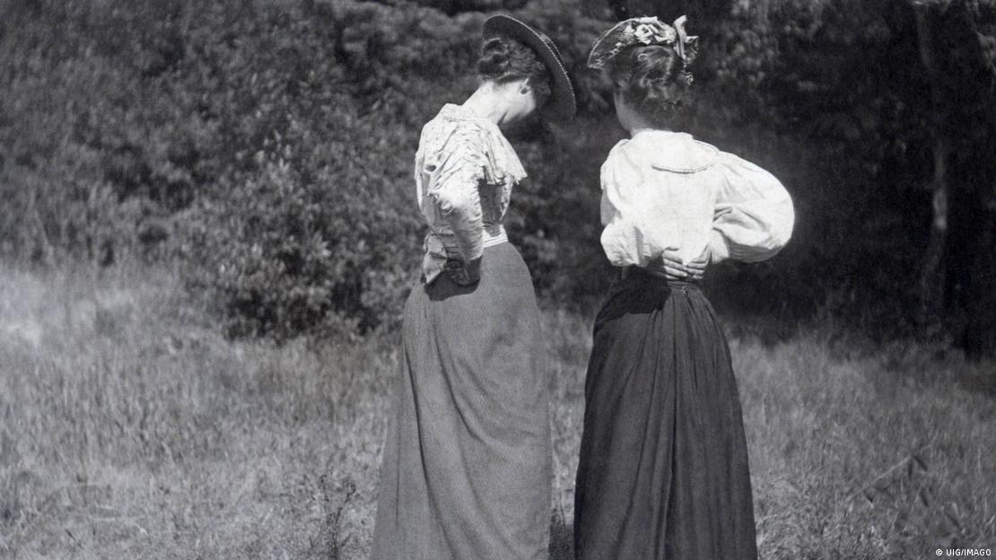 Los estereotipos sobre quién habla más persisten en la cultura popular a pesar de que la evidencia científica demuestra constantemente que las diferencias comunicativas entre géneros están más relacionadas con el contexto social que con características innatas.