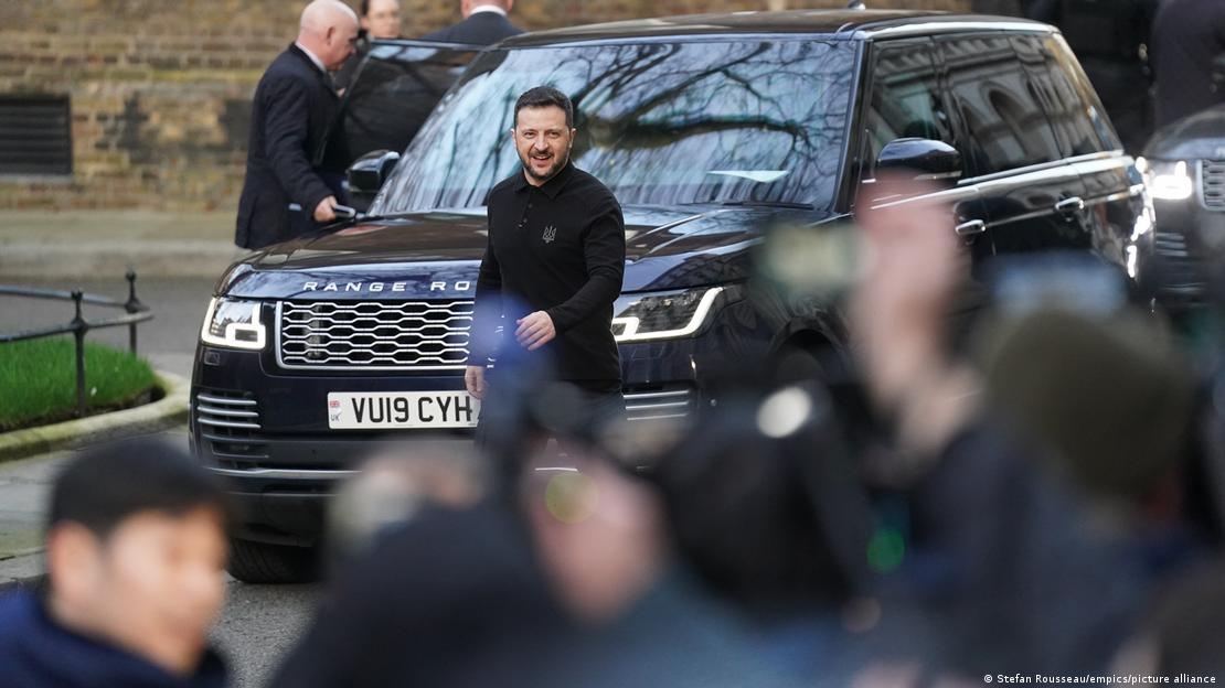 Ο Ζελένσκι έξω από τη Ντάουνινγκ Στριτ