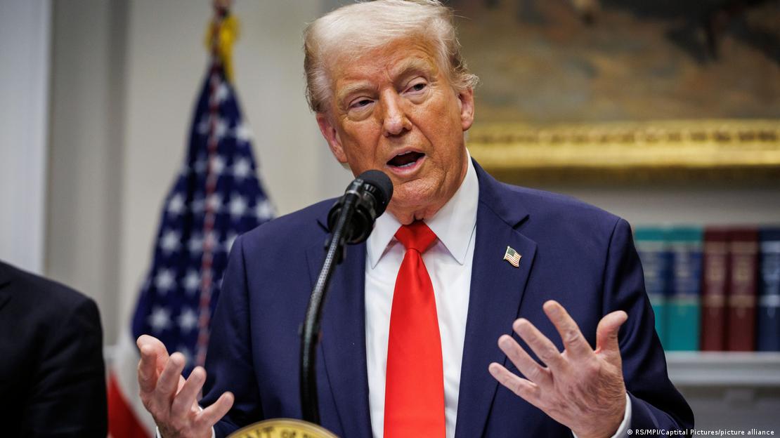 US-Präsident Donald Trump, im Hintergrund ist eine US-Flagge zu sehen