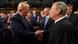 El presidente Donald Trump, a la izquierda, saluda al presidente de la Corte Suprema, John Roberts, a la derecha, cuando llega para dirigirse a una sesión conjunta del Congreso en el Capitolio en Washington, el martes 4 de marzo de 2025. El presidente Donald Trump, a la izquierda, saluda al presidente de la Corte Suprema, John Roberts, a la derecha, cuando llega para dirigirse a una sesión conjunta del Congreso en el Capitolio en Washington, el martes 4 de marzo de 2025.