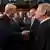 El presidente Donald Trump, a la izquierda, saluda al presidente de la Corte Suprema, John Roberts, a la derecha, cuando llega para dirigirse a una sesión conjunta del Congreso en el Capitolio en Washington, el martes 4 de marzo de 2025.
