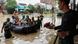 Petugas militer mengevakuasi warga akibat banjir yang melanda daerah permukiman menyusul hujan lebat di Bekasi, Indonesia. Petugas militer mengevakuasi warga akibat banjir yang melanda daerah permukiman menyusul hujan lebat di Bekasi, Indonesia.