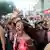Pessoas dançam em carnaval de rua em São Paulo 