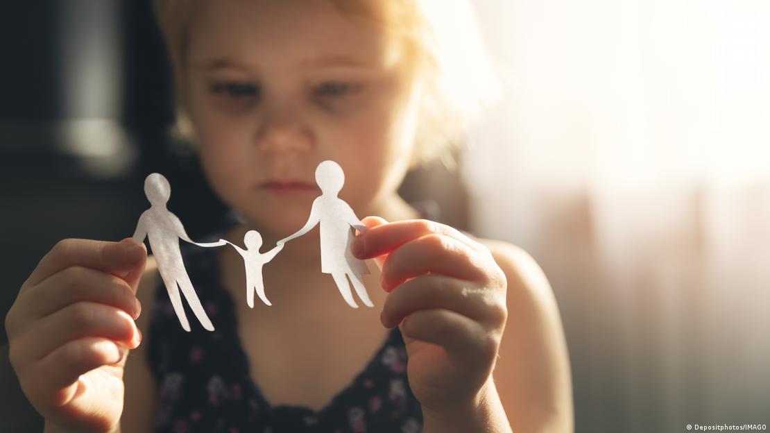 ایک چھوٹی سی بچی کے ہاتھوں میں بچوں کے ساتھ جنسی ذیادتی کی علامت سمجھا جانے والا کاغذ کا بنا ایک علامتی اوریگیمی ہے۔ 