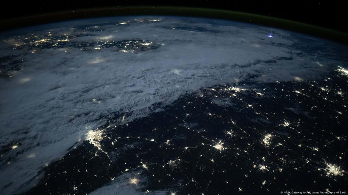 Los chorros gigantes emitieron una característica luz azul debido a los altos niveles de nitrógeno en la atmósfera superior, alcanzando alturas de más de 80 kilómetros. Los chorros gigantes emitieron una característica luz azul debido a los altos niveles de nitrógeno en la atmósfera superior, alcanzando alturas de más de 80 kilómetros.