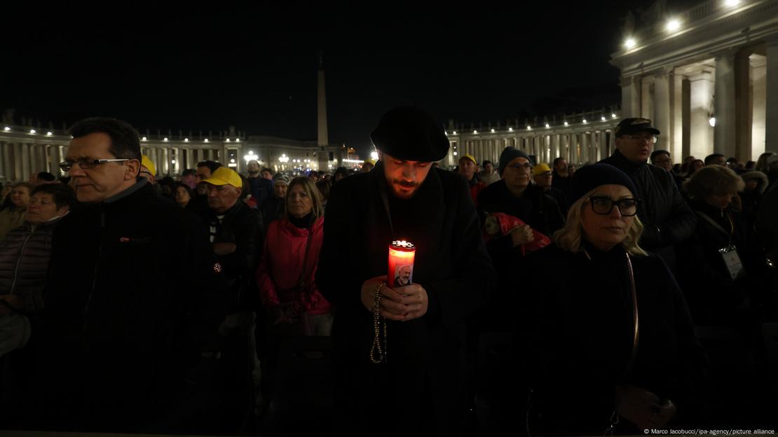 Cientos de fieles oran por la salud del Papa Francisco en la Plaza de San Pedro, en el Vaticano. (05.03.2025)