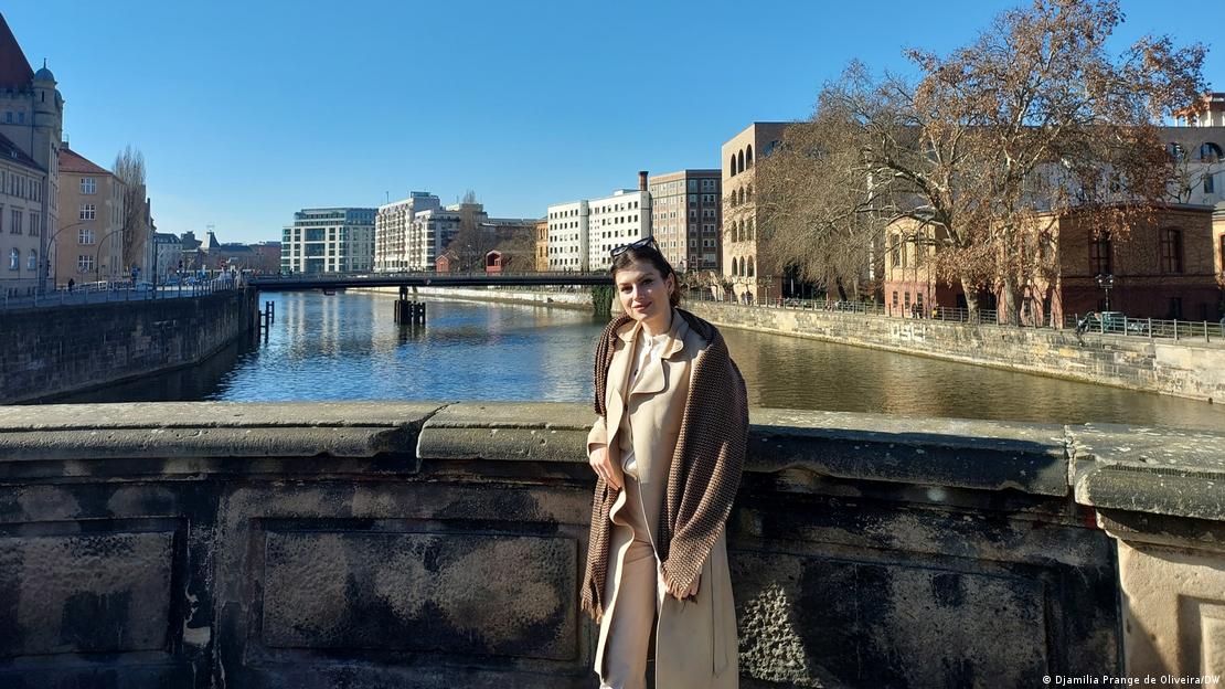 Linda Loran posiert vor dem Spreekanal in Berlin Mitte Linda Loran posiert vor dem Spreekanal in Berlin Mitte