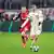 Esta vez le tocó brillar a Jamal Musiala (der.), dejando atrás al mediocampista estrella del Leverkusen, Florian Wirtz.